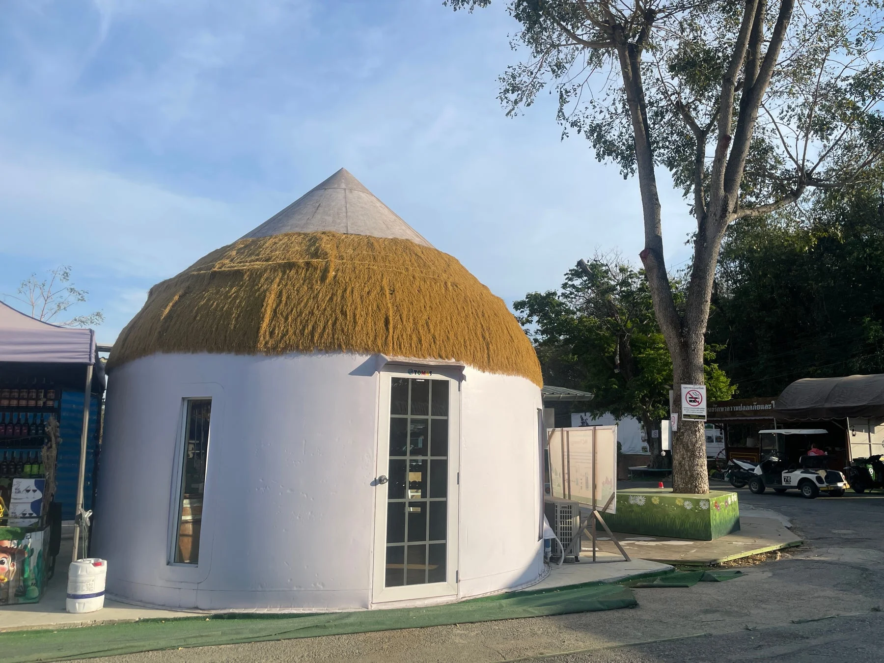 茅葺き風円形建物、TOM'S