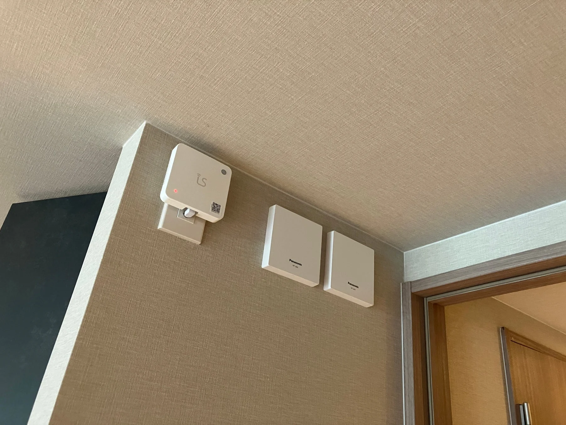 壁に設置されたLiveSmartの機器