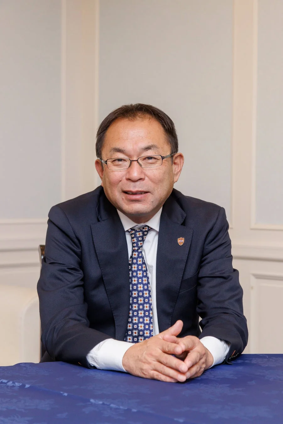 男性、スーツ、ネクタイ、眼鏡、ビジネスマン、肖像画、室内、アジア人、フォーマル