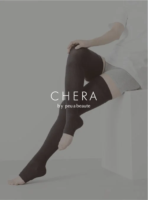 CHERA by peu a beauteのレッグウォーマーを着用した脚元