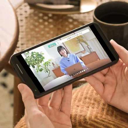 スマートフォンで動画を視聴する女性