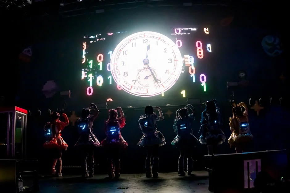 サイバーパンクなステージ背景のアイドル