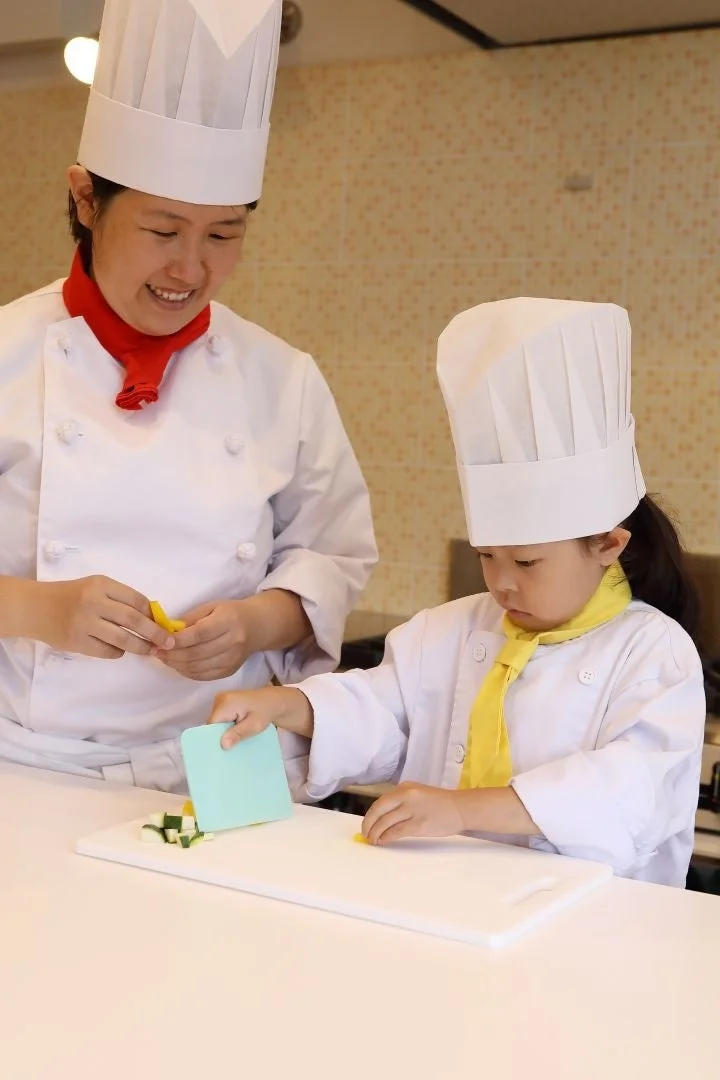 親子で料理をする様子
