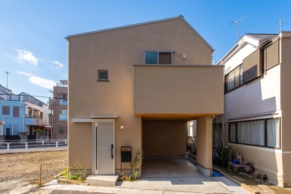 ベージュ色の外壁が特徴的な現代的な一戸建て住宅の外観