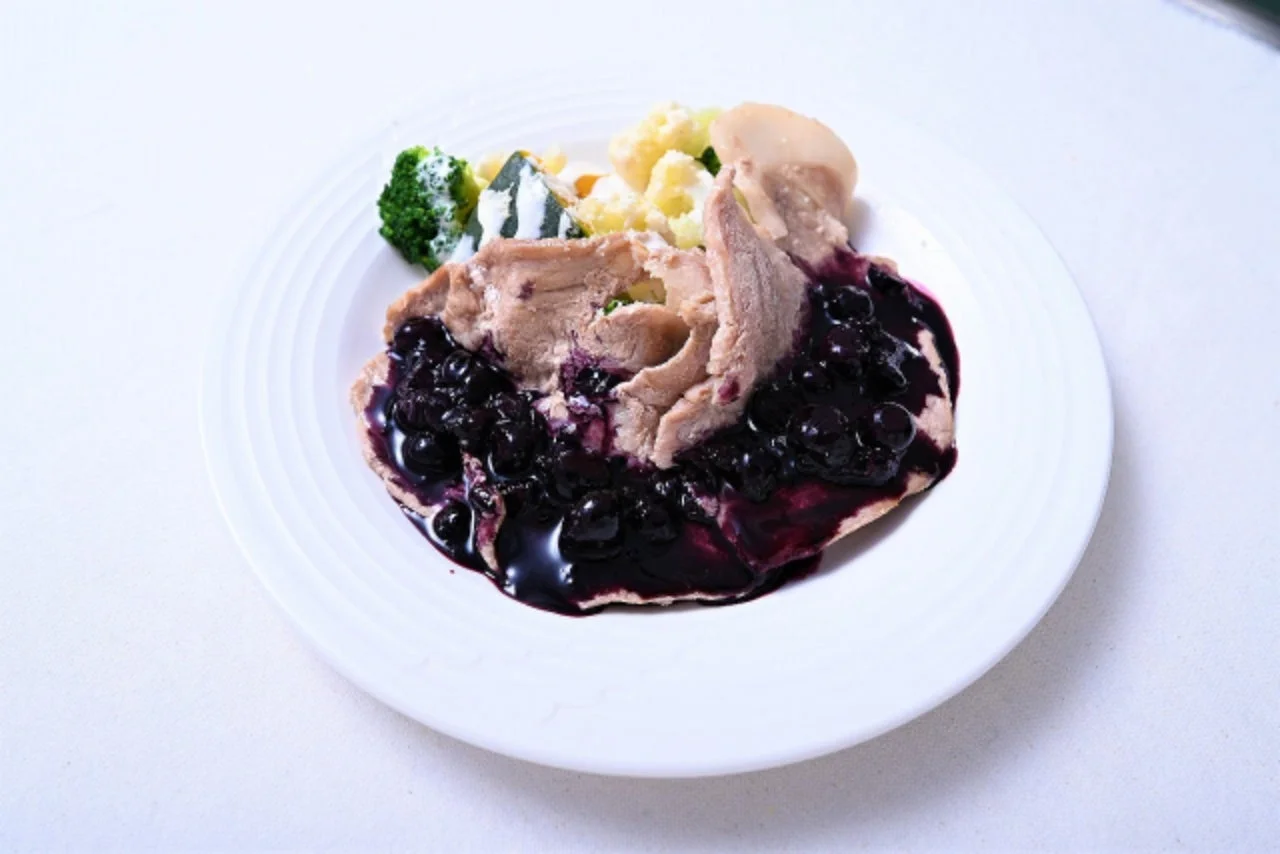 ブルーベリーソースがかかった肉料理