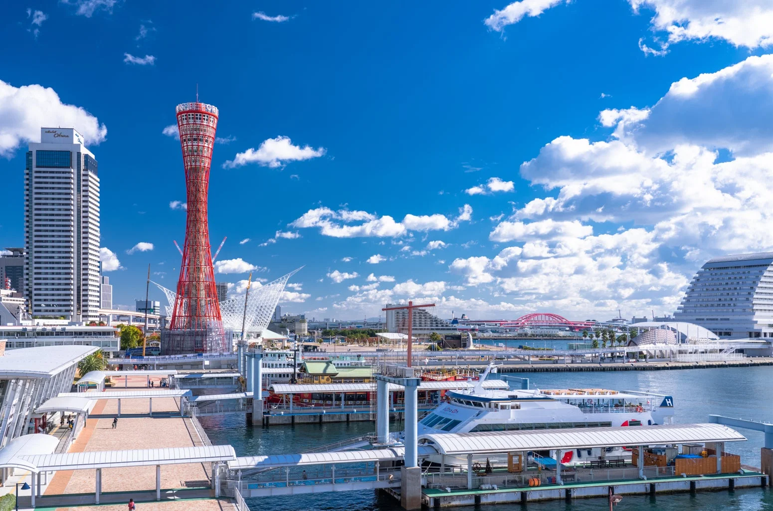 神戸ポートタワーとホテルオークラ