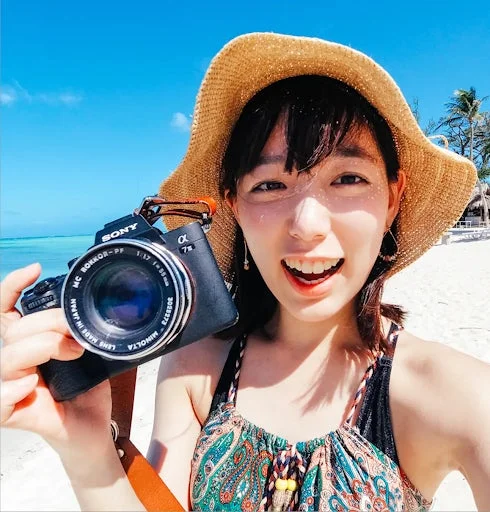 カメラを持った女性のセルフィー