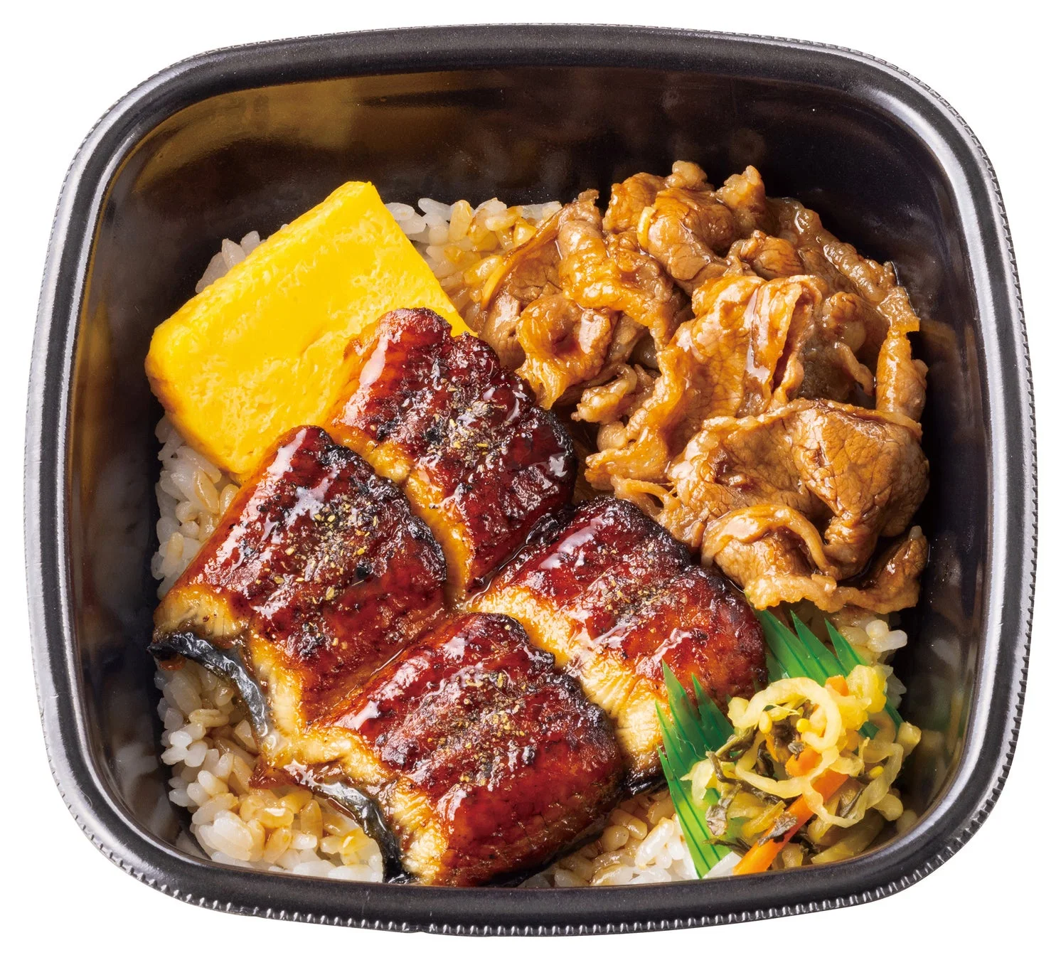黒い容器に入ったご飯の上に、照り焼きのうなぎ、甘辛く煮込まれた牛肉、黄色い玉子焼き、そして漬物が盛り付けられた豪華な弁当です。