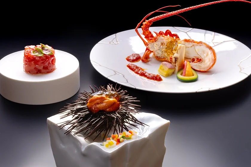 伊勢海老、ウニ、マグロのタルタルと思われる料理が美しく盛り付けられた、高級感あふれる創作料理