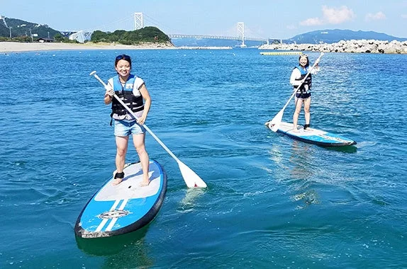 海でSUPを楽しむ2人の女性