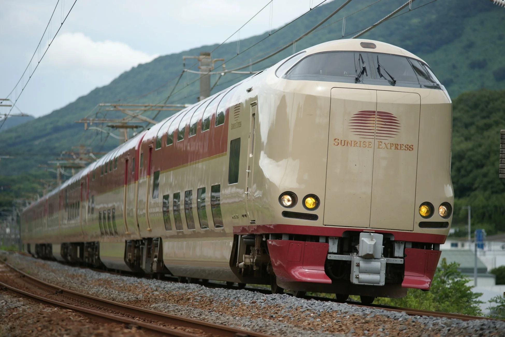 サンライズエクスプレスが線路を走行