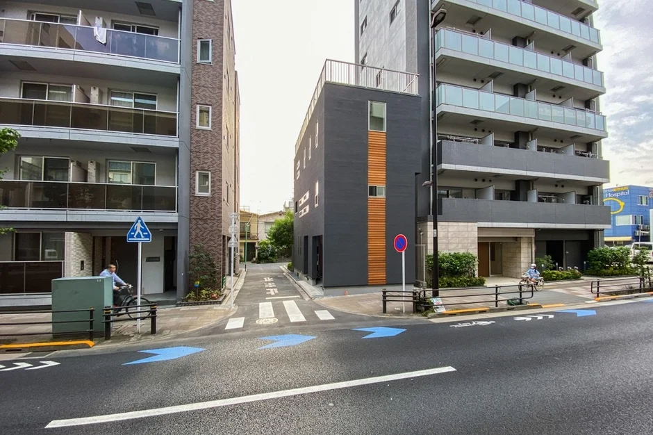 日本の都市部にある街路の風景