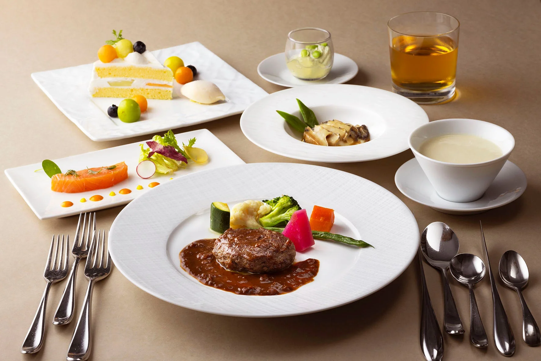 フルコース料理の食卓の様子