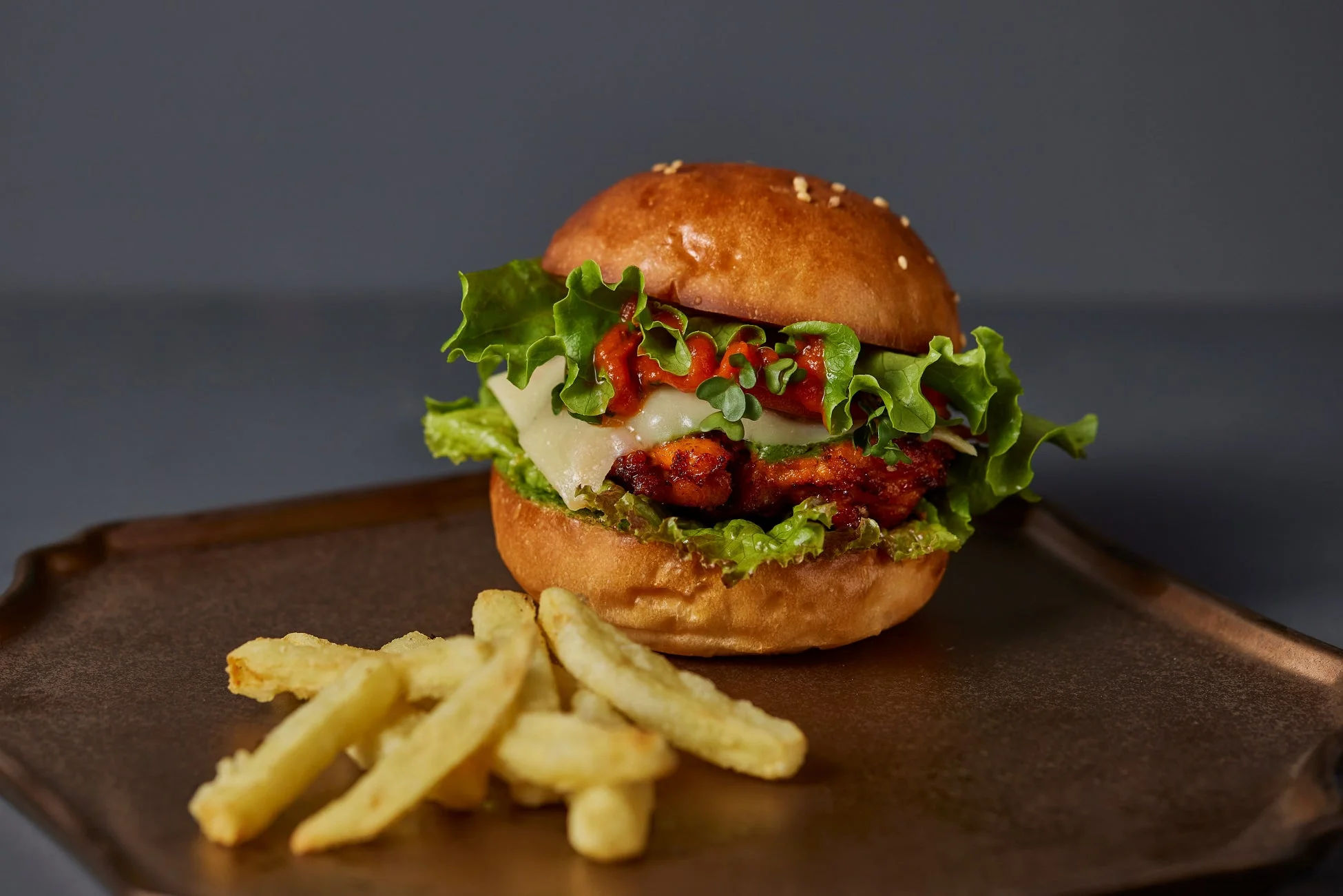 チキンバーガーとフライドポテトのセット