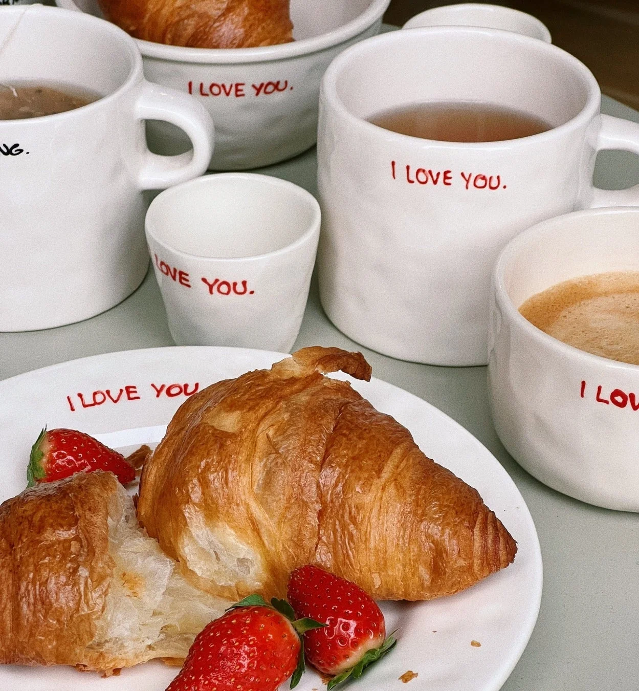 「I LOVE YOU.」と書かれた食器に盛られたクロワッサンとイチゴ