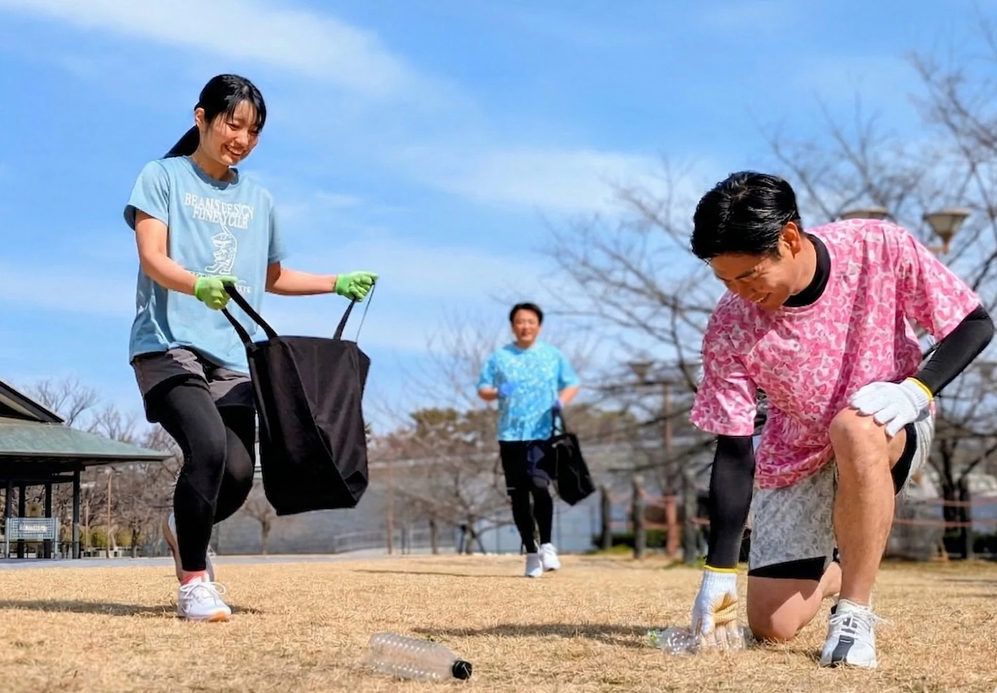 公園でゴミ拾いをする人々の様子