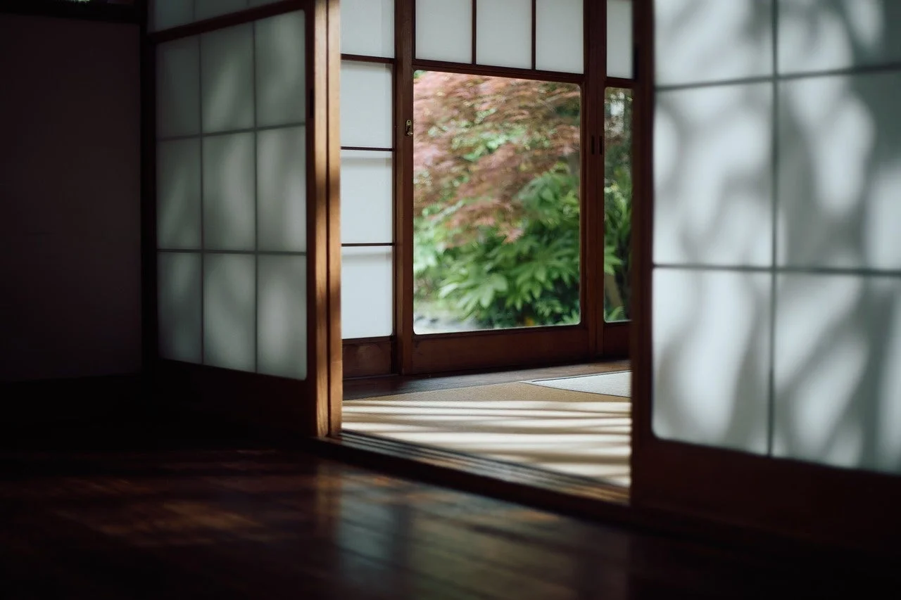 和室から庭園を望む穏やかな風景