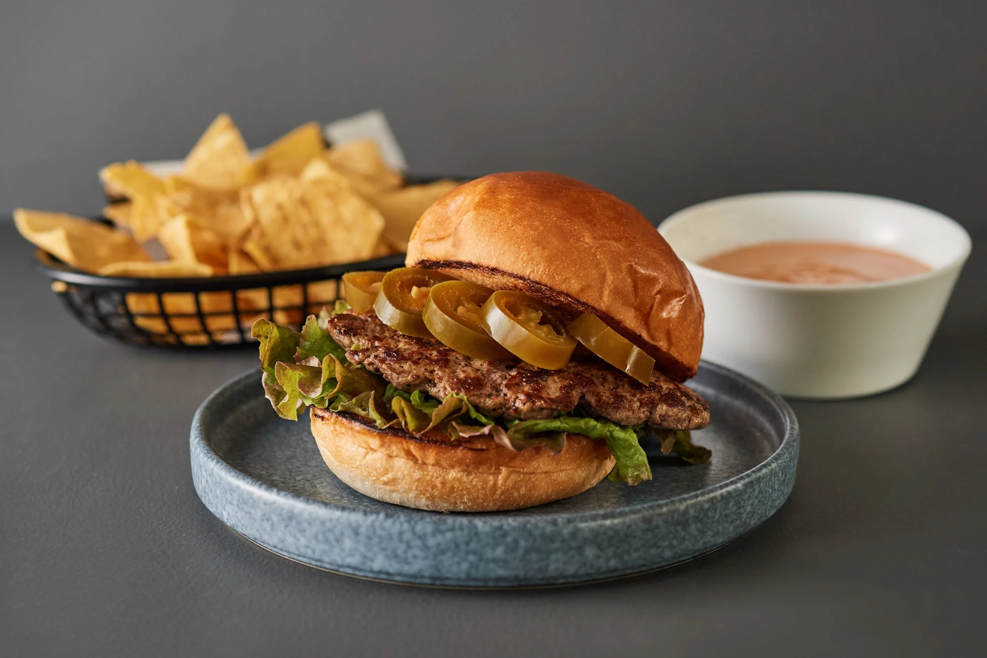 ハラペーニョを挟んだハンバーガーとトルティーヤチップス