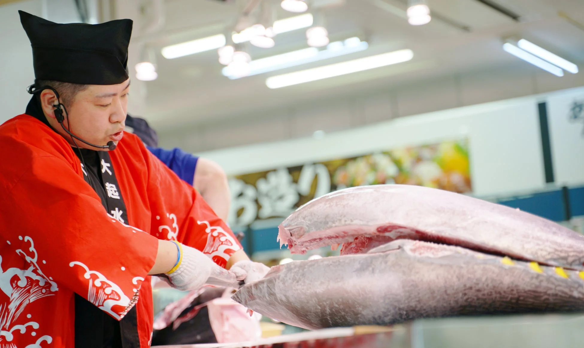 マグロ解体中の職人