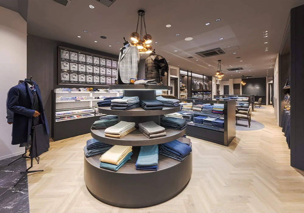 現代的で洗練されたメンズアパレルショップの店内風景