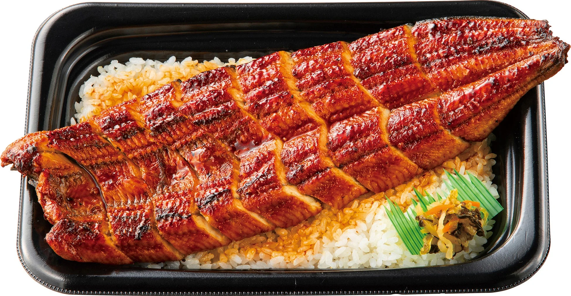 黒い弁当箱に入ったうな重です。つややかに焼かれたうなぎの蒲焼きがご飯の上に敷き詰められ、食欲をそそります。漬物も添えられた、美味しそうな和食の弁当です。