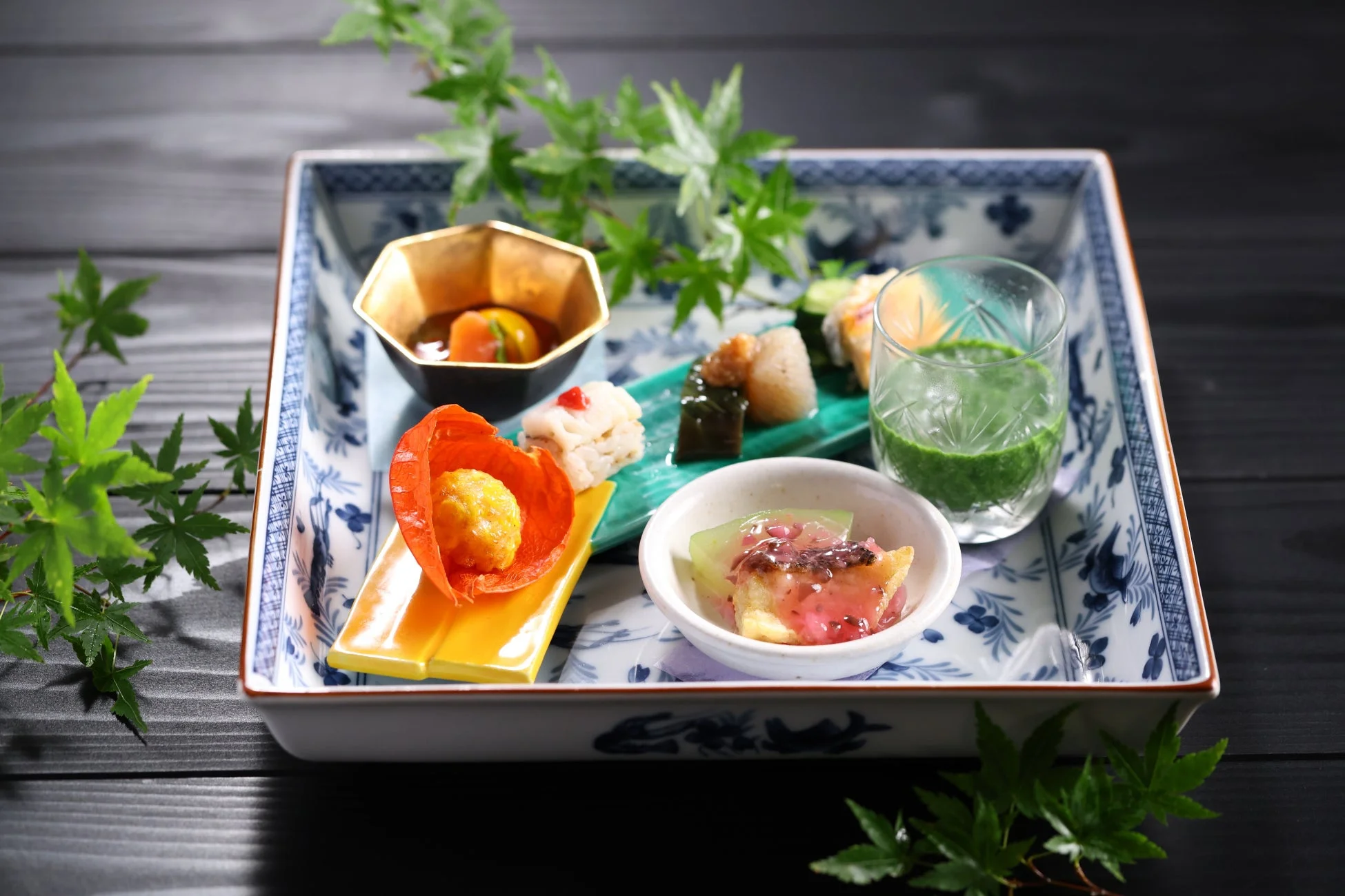 青紅葉が添えられた前菜