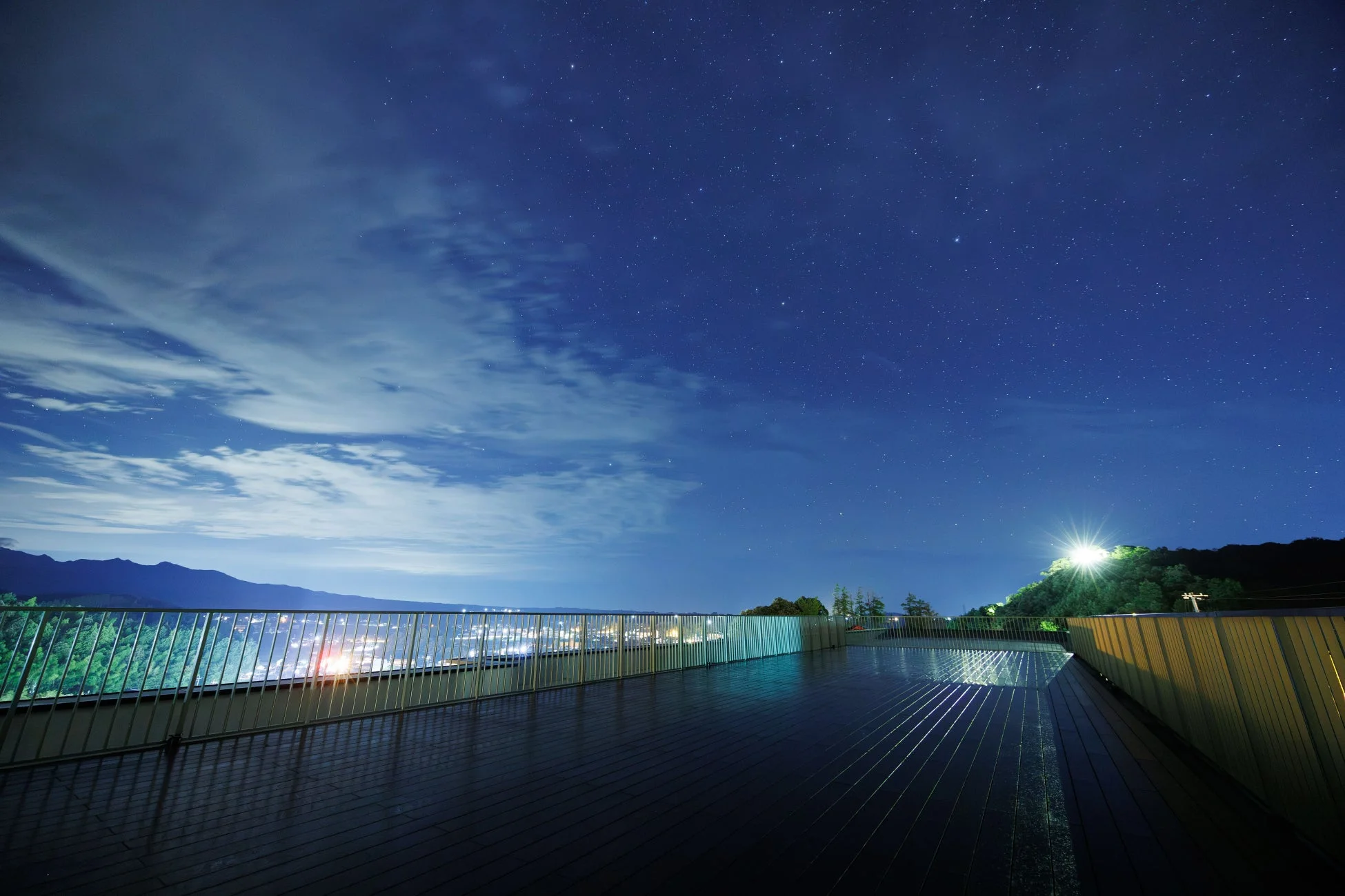 星空と街の明かりが美しい夜景