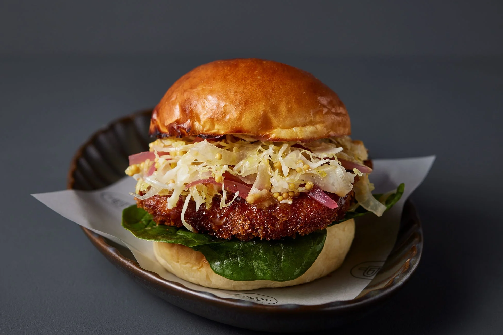サクサクの揚げ物パティとフレッシュ野菜のグルメバーガー