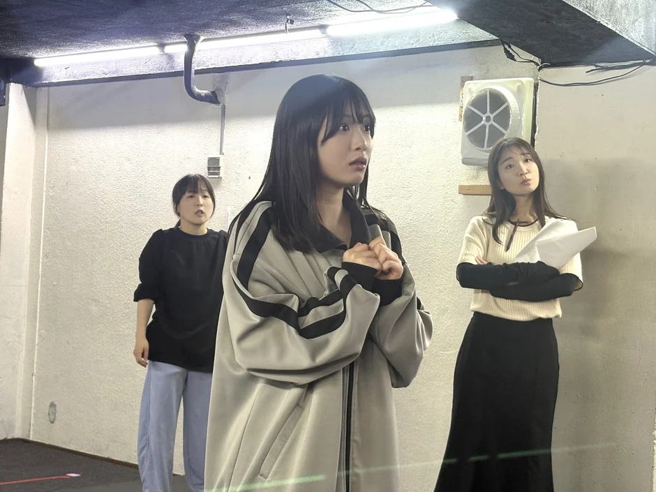 稽古場の女性キャスト