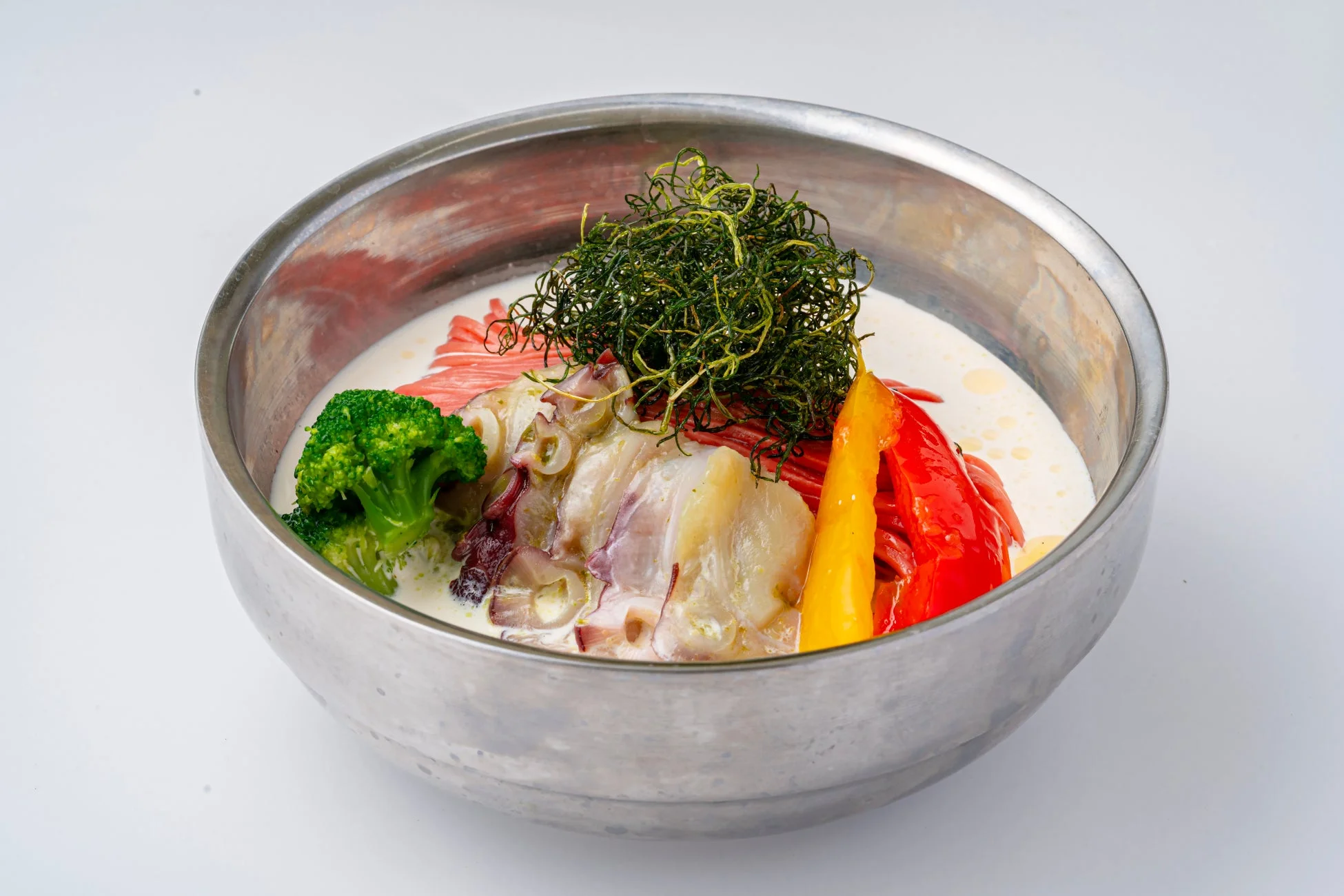 タコバジルのホワイトビスク冷麺