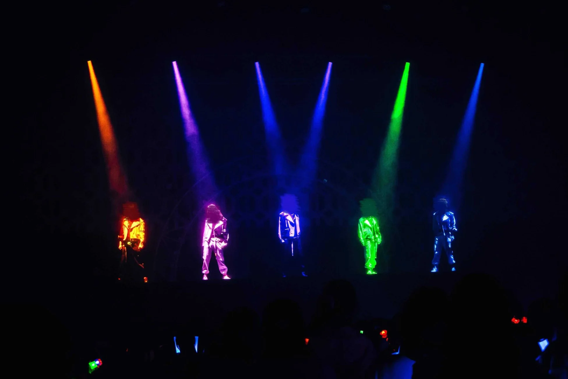 ライブステージでパフォーマンスするクロノヴァのメンバー