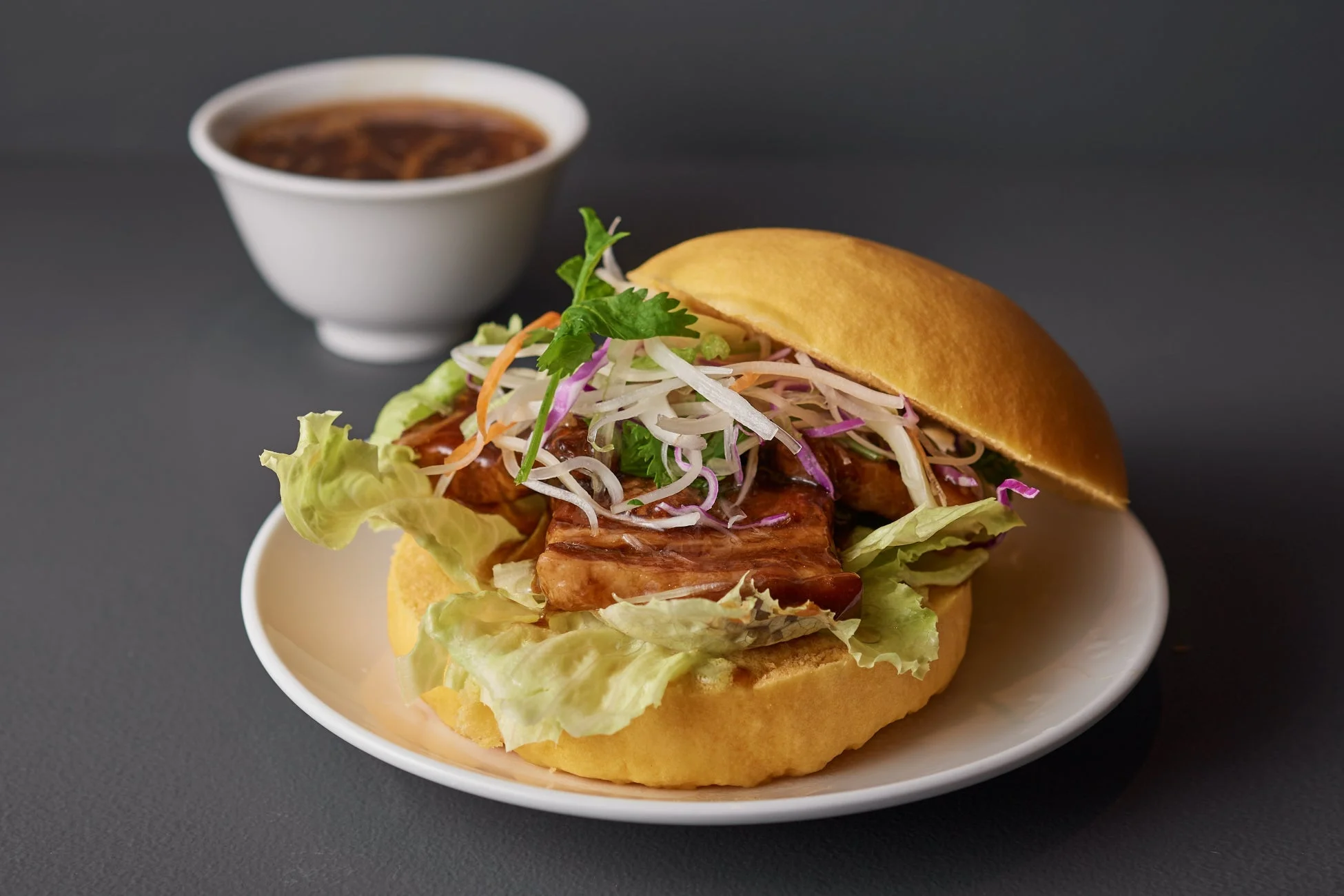 豚角煮と野菜を挟んだ中華風バーガーとスープ