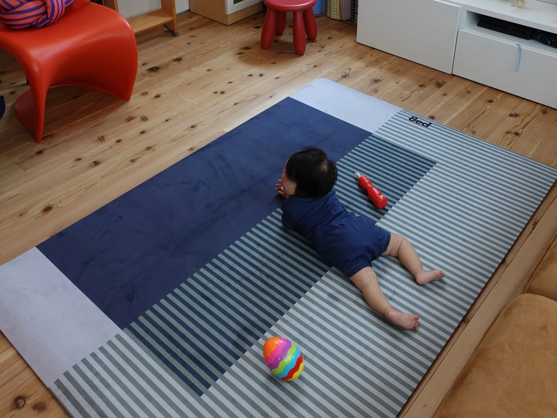 赤ちゃんがプレイマットで遊んでいる画像