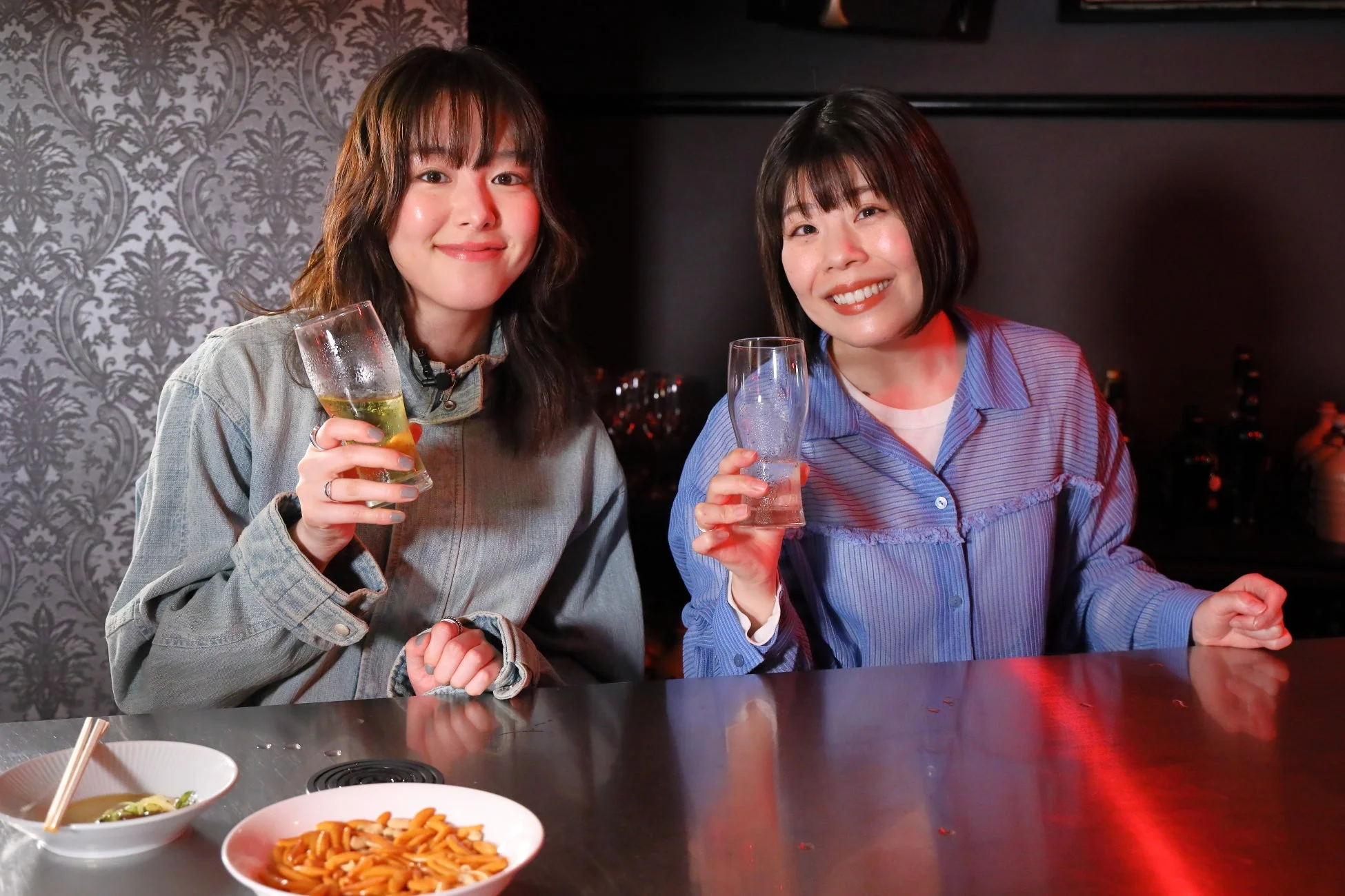 バーカウンターで笑顔の女性二人