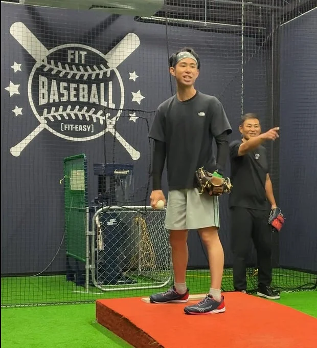 FIT BASEBALLのロゴと投球練習の様子