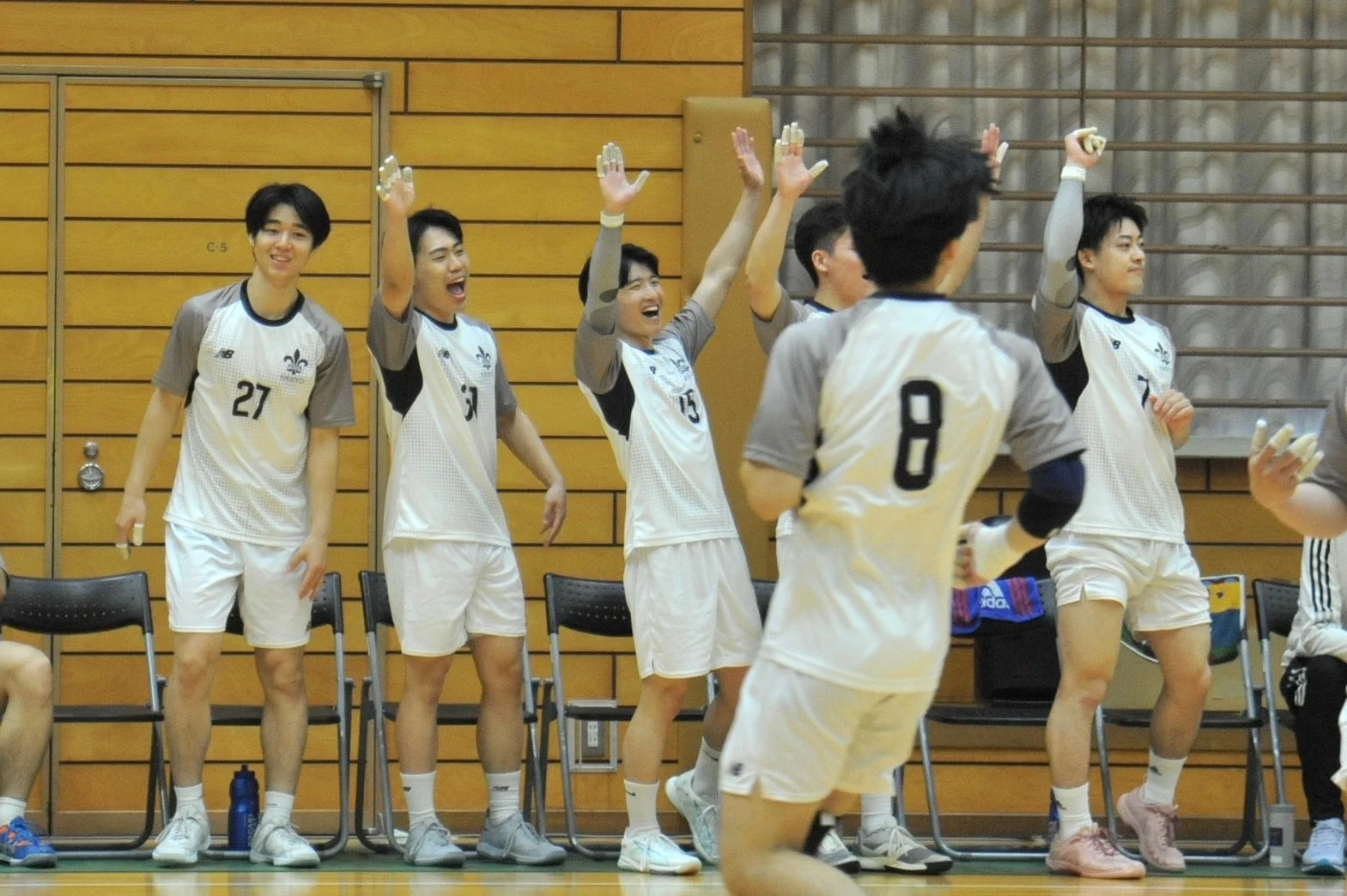 選手たちが喜んでいる様子