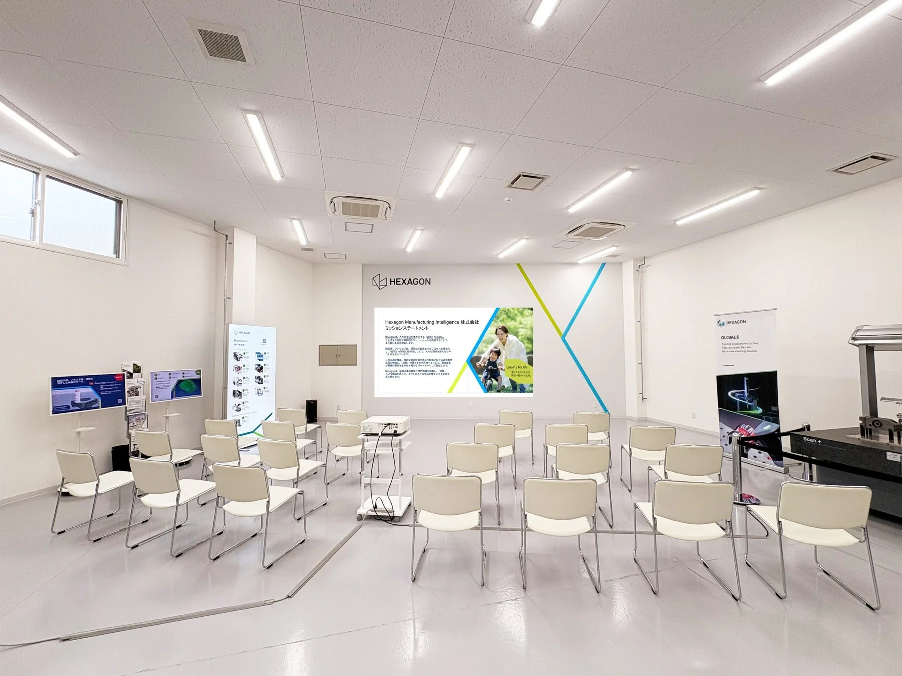 会議室でのプレゼンテーションの様子