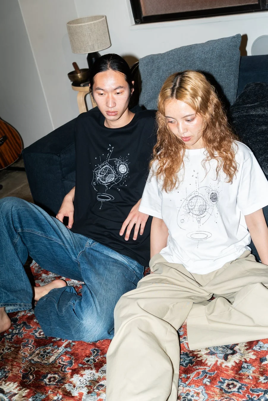 オリジナルTシャツを着用するカップル