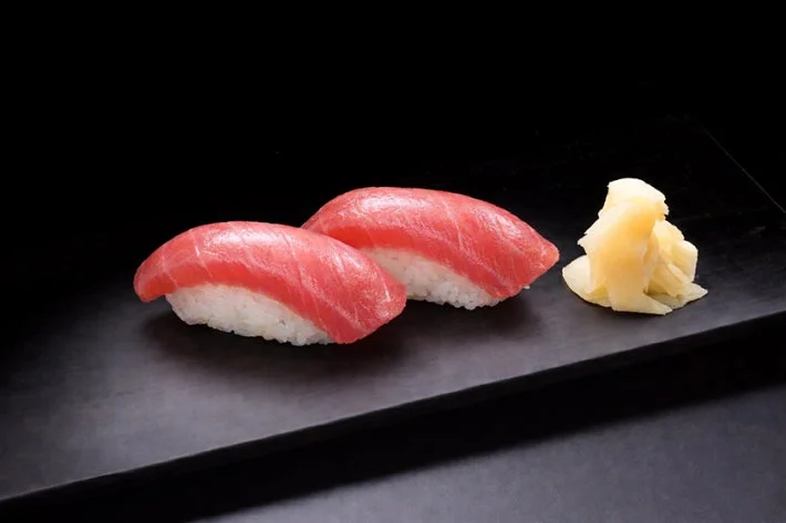 鮮やかな赤身のマグロの握り寿司が二貫