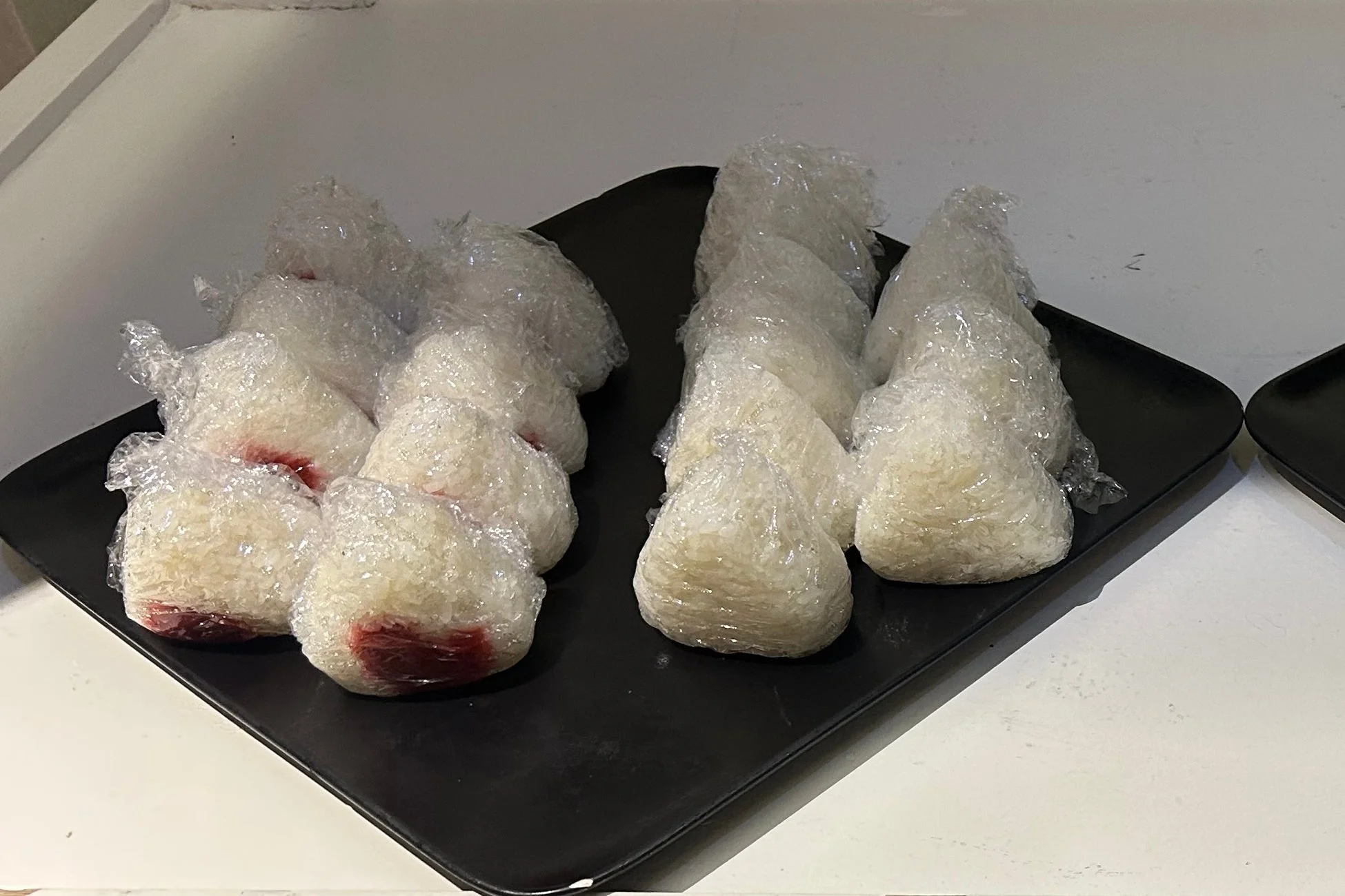 ラップに包まれたおにぎり