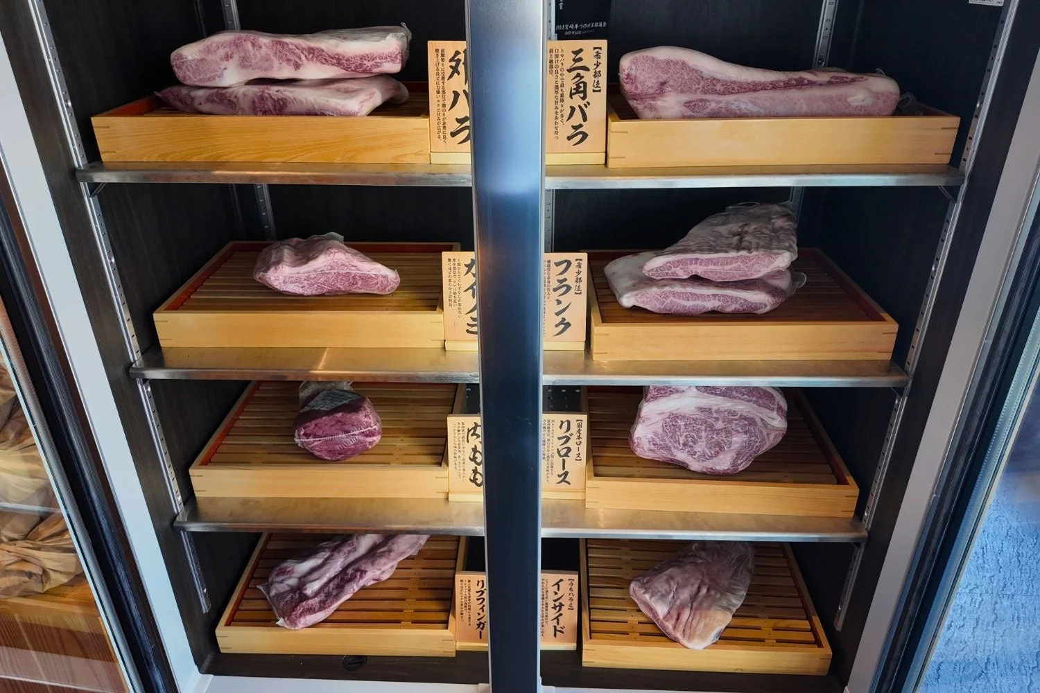 熟成庫内の牛肉