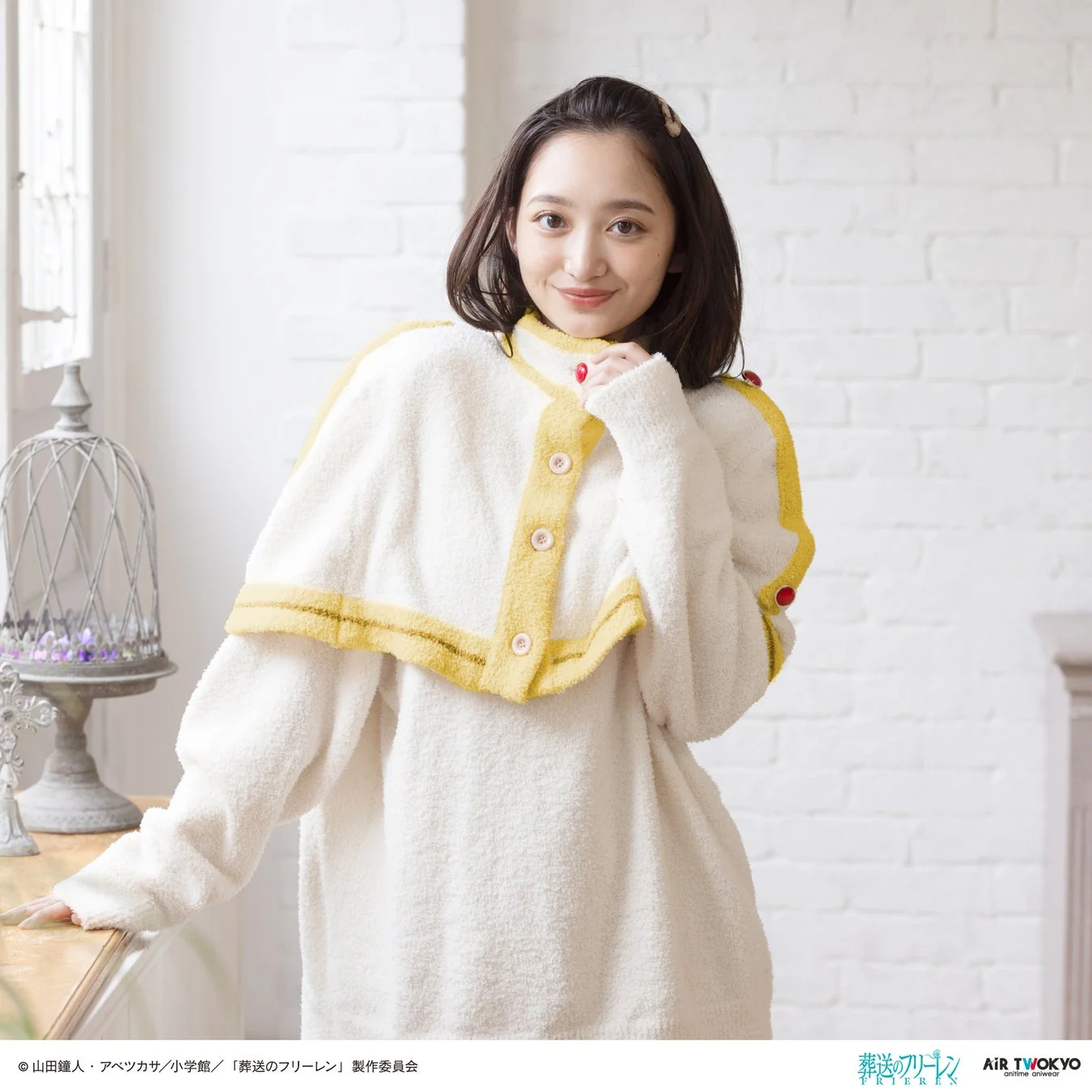 笑顔で白いトップスを着用する女性
