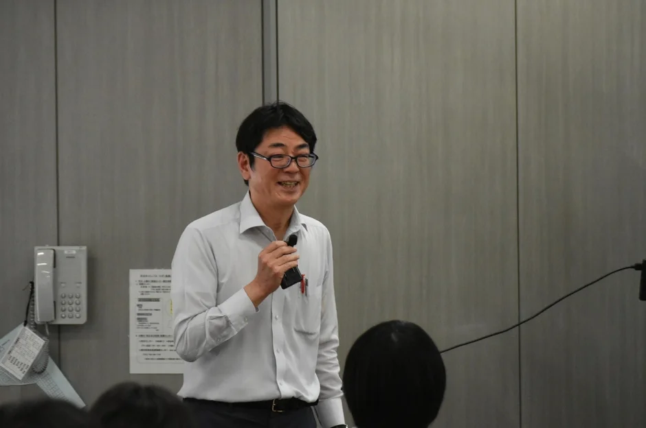 マイクを手に笑顔で話すたけぞう氏