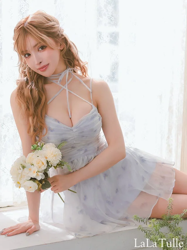 儚げな花々に視線が釘付け。ネックリボンが彩る最旬フラワープリントドレス