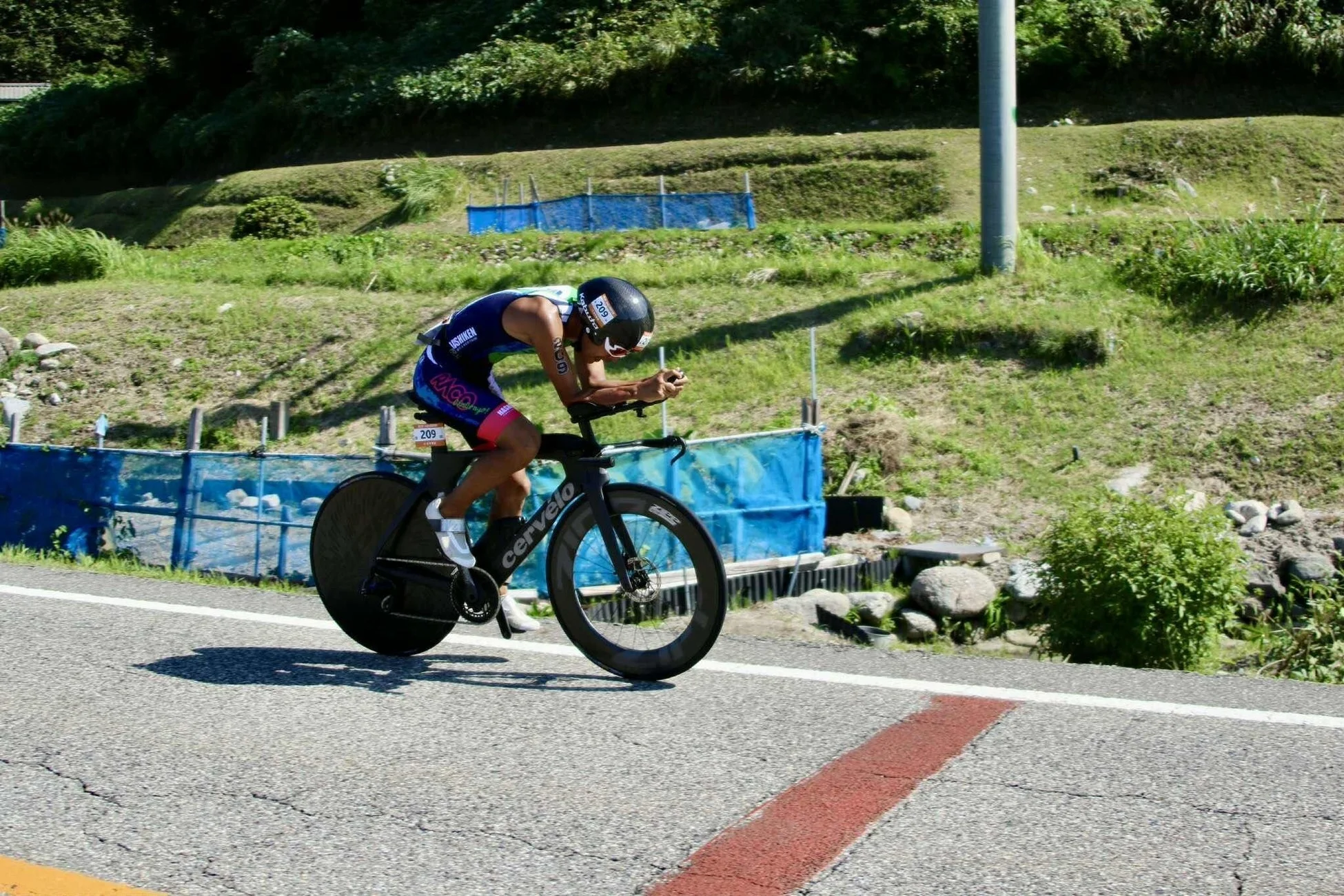 サイクリング中の永田務選手