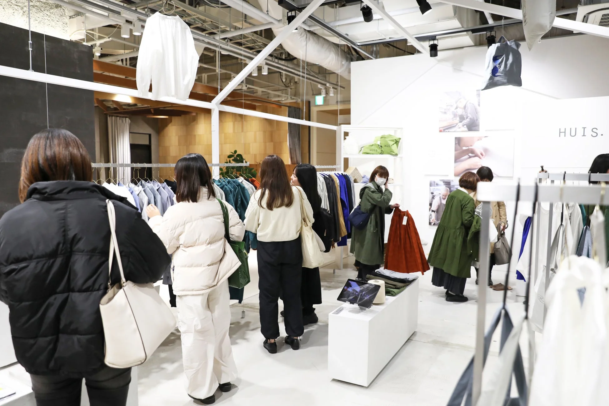 店舗内で商品を展示する様子