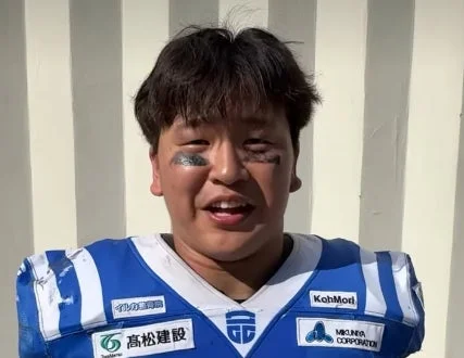 青いアメフトユニフォームを着たLB木田亘選手