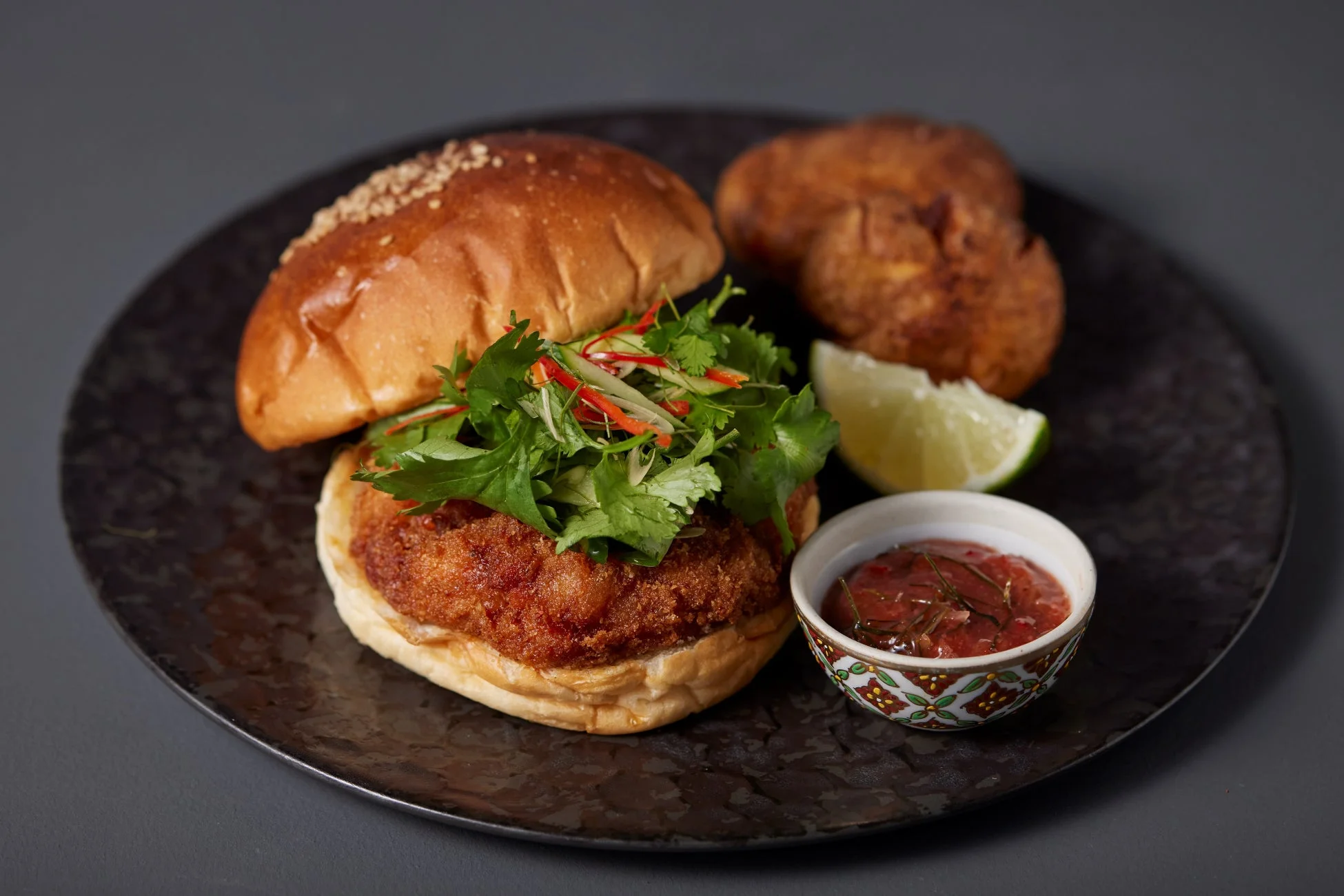 アジアンテイストのハンバーガーと揚げ物