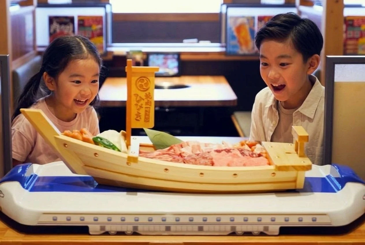列車に乗った焼肉を楽しむ子供たち