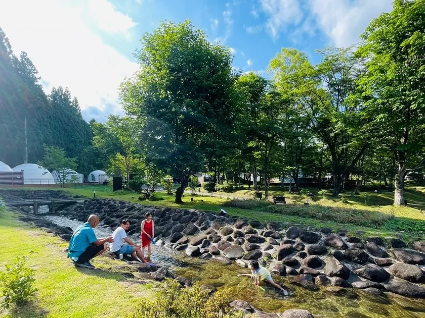 水遊びを楽しむ人々